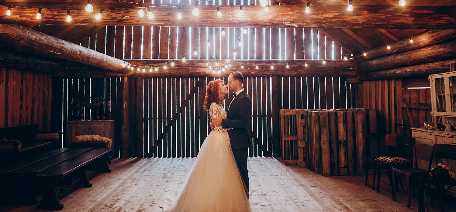 couple having a barn wedding